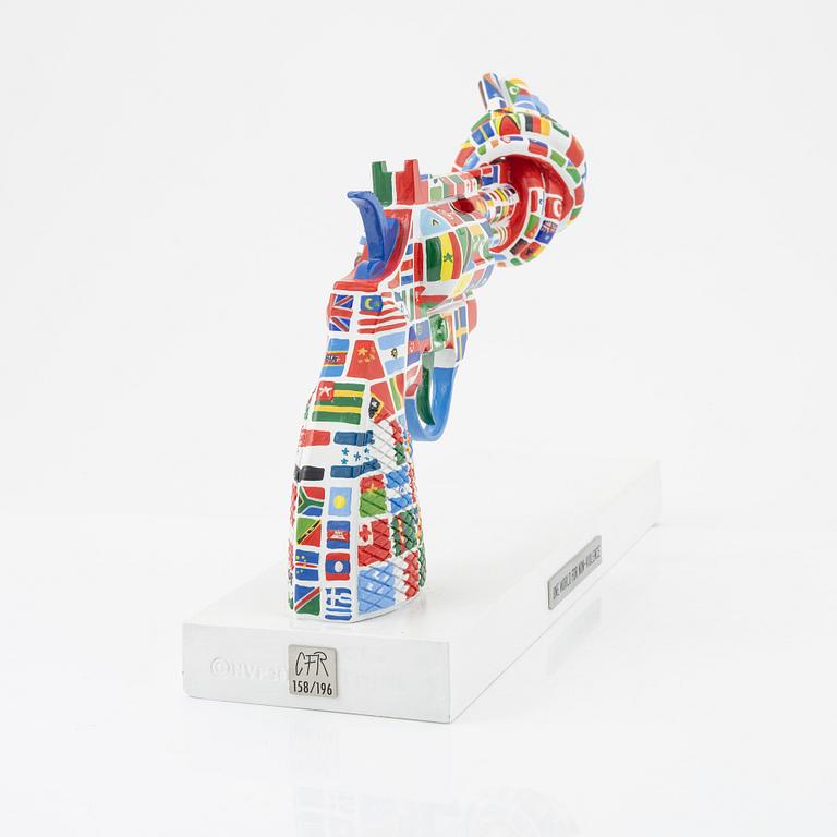 Carl-Fredrik Reuterswärd/ The Non-Violence Project Foundation, skulptur, bemålad resin, Ed 158/196.