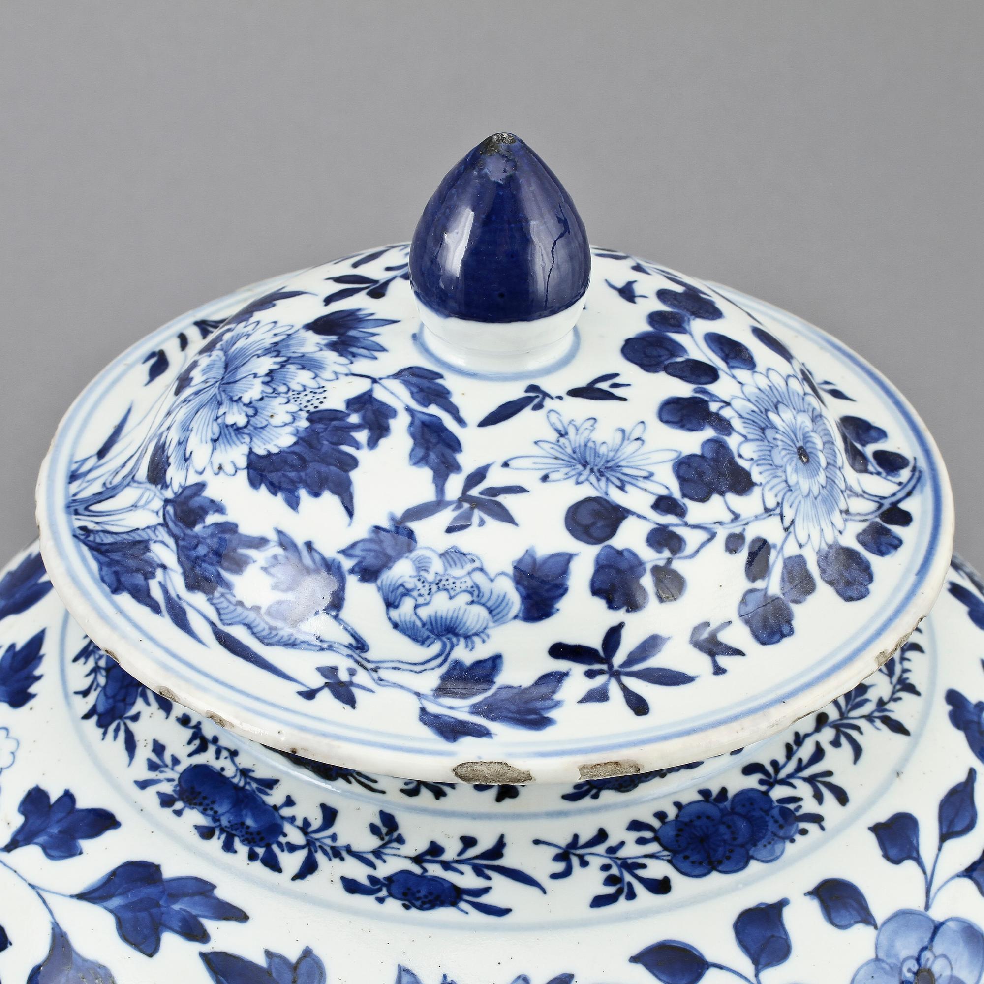LOCKURNOR, ett par, porslin, Kina, Kangxi-stil, sent 1800-tal.