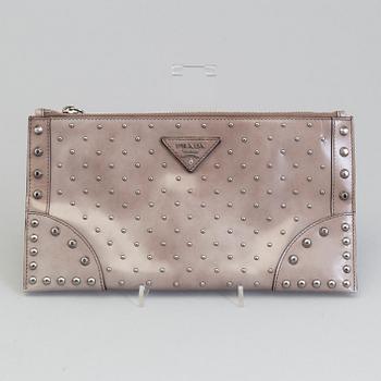 A CLUTCH, PRADA.