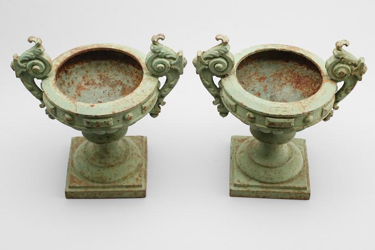 TRÄDGÅRDSURNOR, 1 par, 1900-talets första hälft.