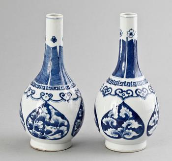 VASER, ett par, porslin, Kina, Kangxi-stil 1800/1900-tal.