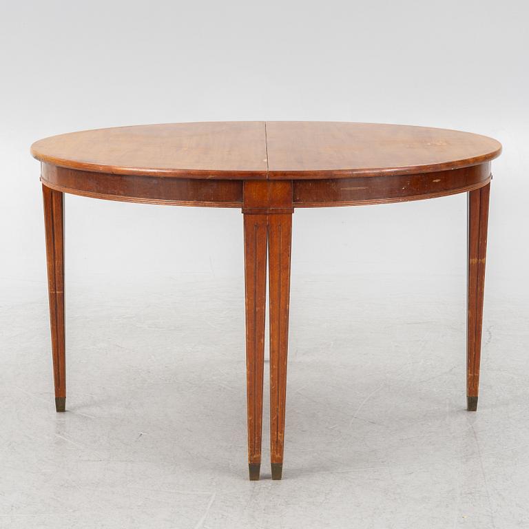 Dining table, Gustavian style, first half of the 20th century.