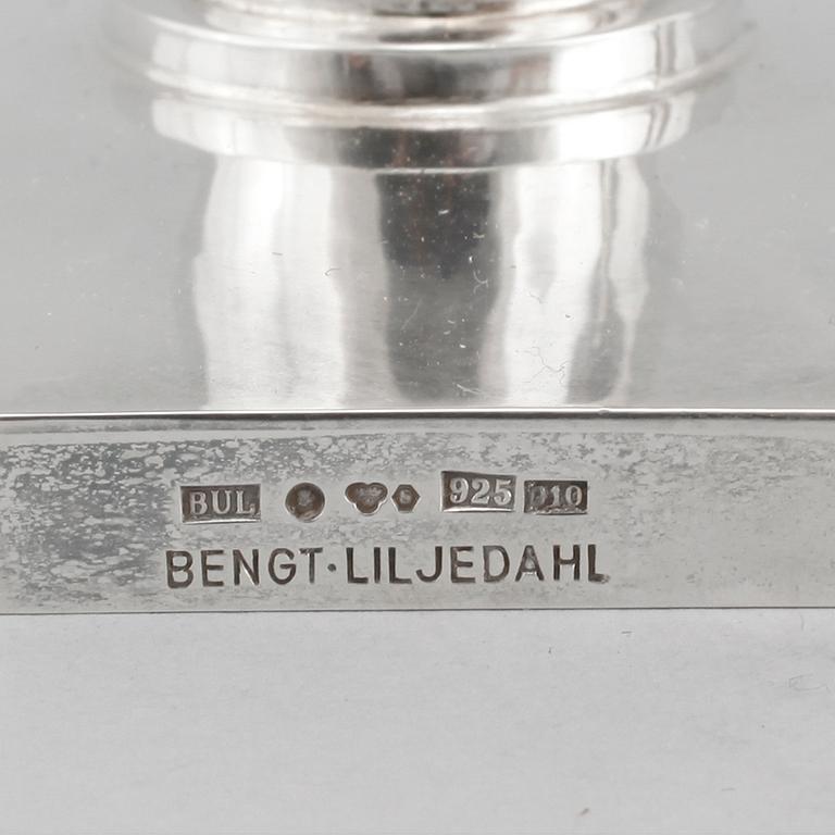 A pair of silver candelsticks by Bengt Liljedahl, STockholm, 1978.