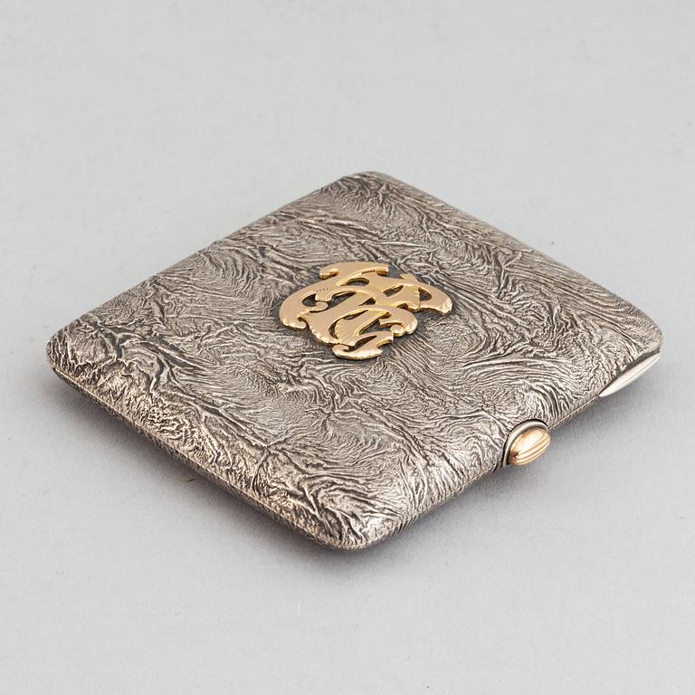 A finnish parcel-gilt silver cigarette case, Turku 1924.