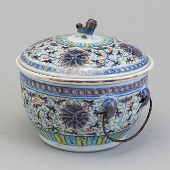 A porcelain box with a lid, China, ca 1900.