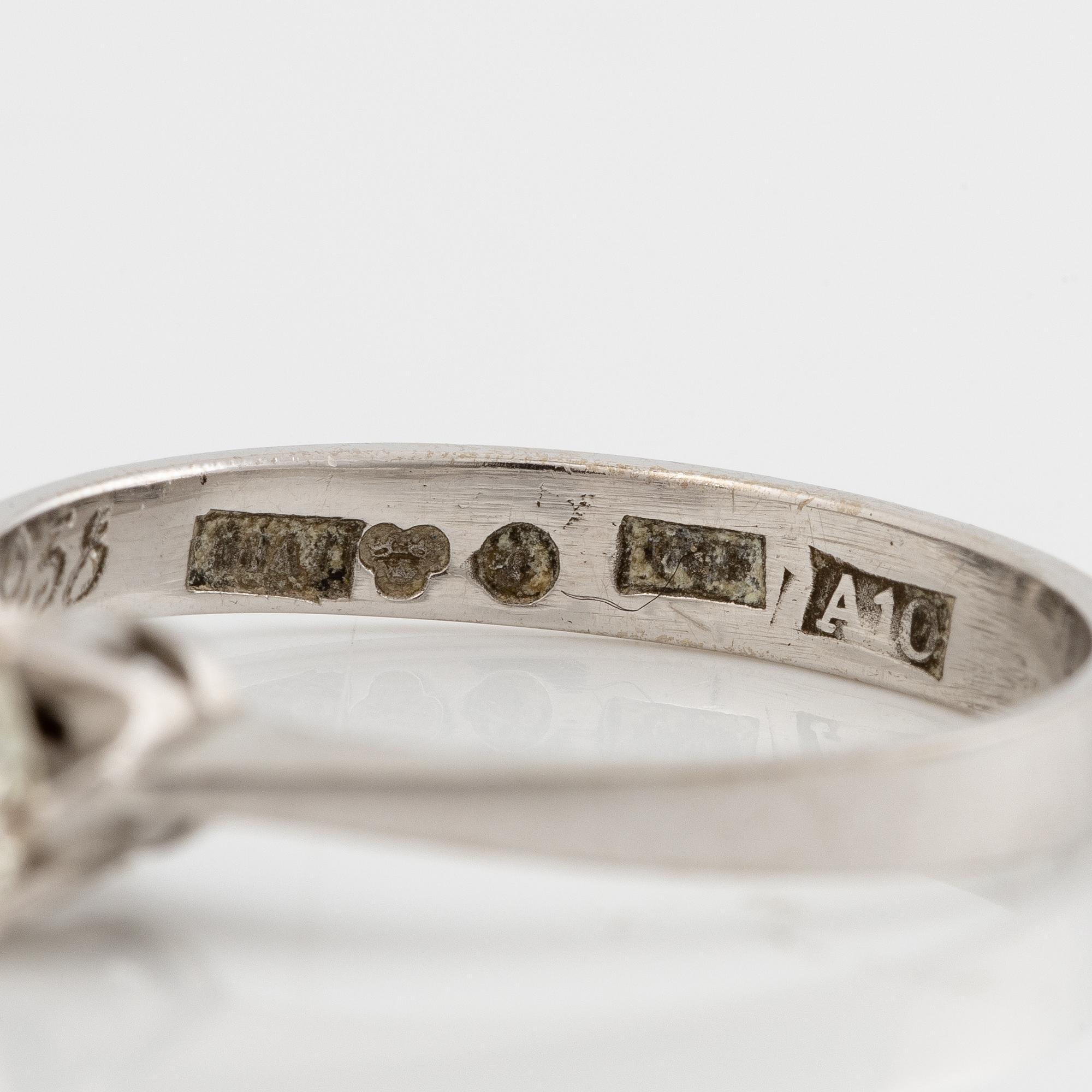 Ring, 18K white gold with brilliant-cut diamond 0.58 carat.