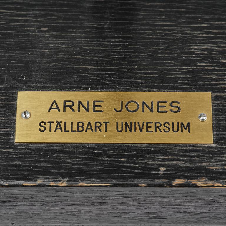 Arne Jones, "Ställbart universum".