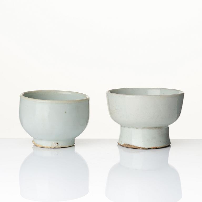 Two Korean bowls and a dish, Joseon dynasty (1392–1897).