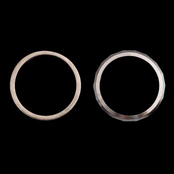 RINGAR, 2 st, 18 k vitguld, svenska stämplar 1958 och 1966. Vikt ca 8 g.