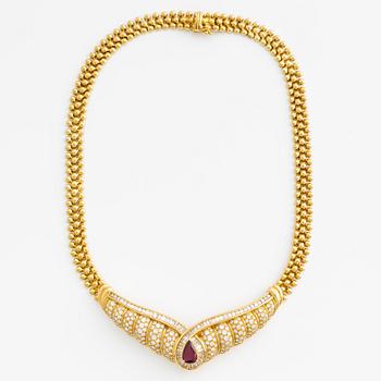 Collier 18K guld med en droppformad fasettslipad rubin 2.03 ct.