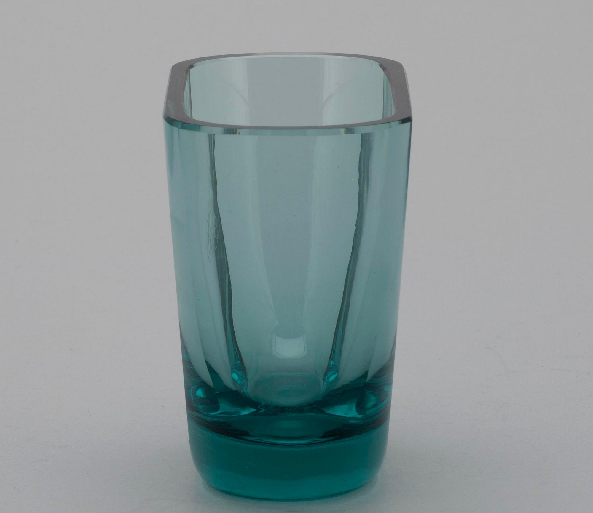 VAS, grönt glas, sign. G.H. Karhula -47.