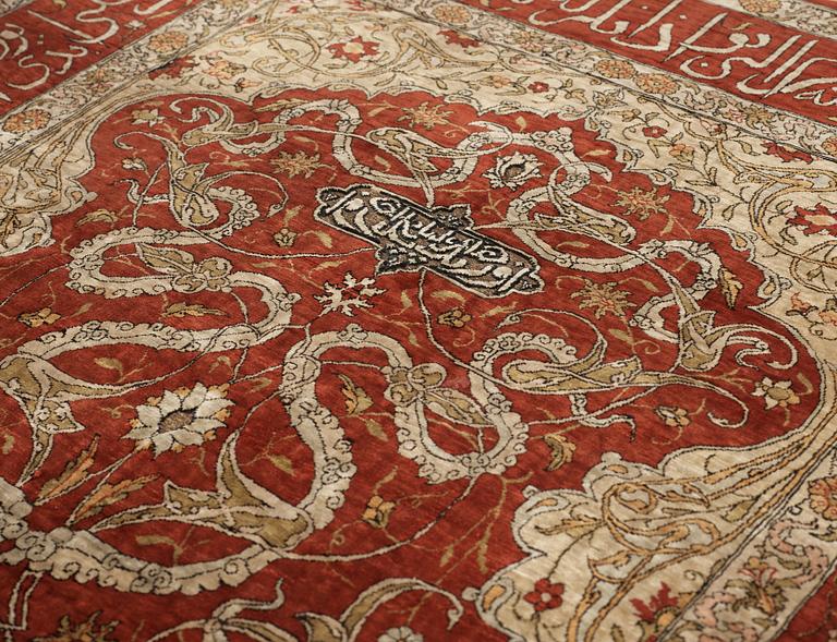 OLD SILK HEREKE. 162,5 x 104 cm.