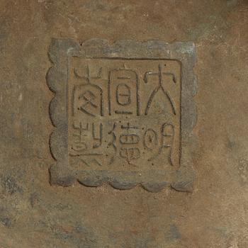 YTTERFODER, två stycken, brons. Qing dynastin, insides med Xuande sex karaktärers märke.