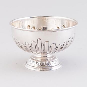 An English silver bowl, London 1901, Finnish import marks.