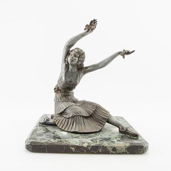 Dekorativ skulptur  Sittande kvinna 1900-talets första hälft.