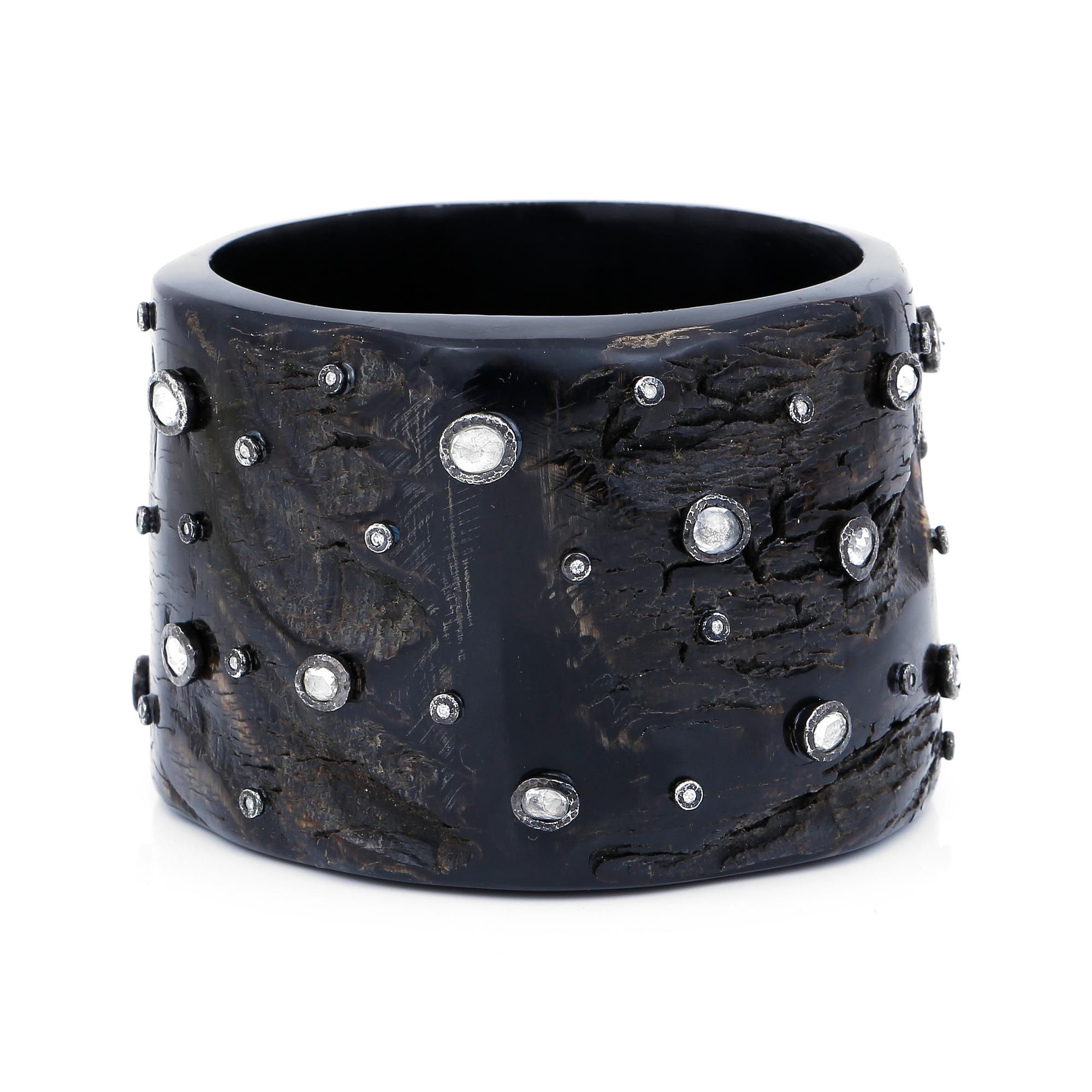 ARMRING, horn, små briljantslipade diamanter tot ca 0,40 ct och troligen rosenslipade vita topas. Vikt ca 166 g.