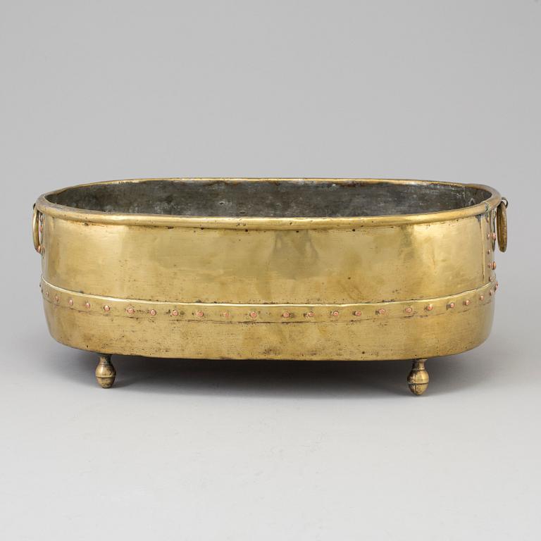 A brass wine cooler, 17th-/18th century-.