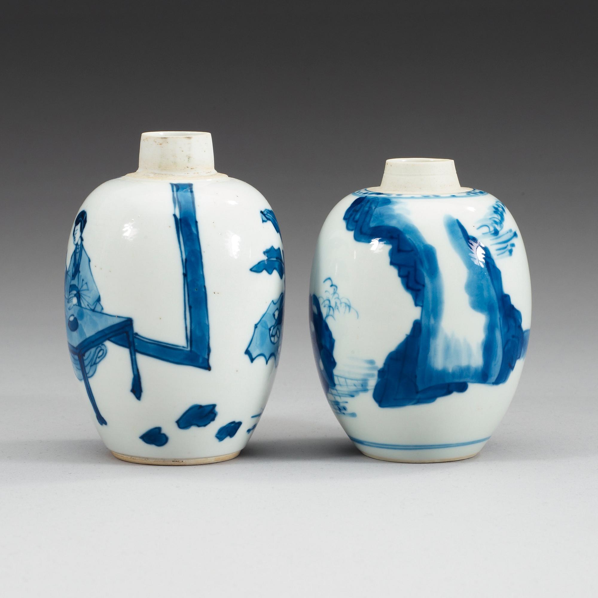 TEKRUKOR, två stycken, porslin. Qing dynastin, Kangxi (1662-1722).