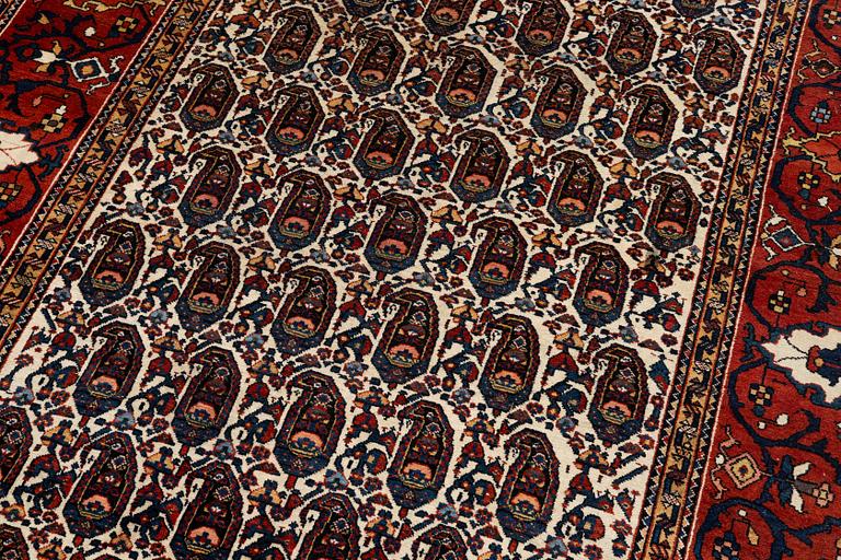 Matta, Chahar Mahal/Bakthiari. Ca 395 x 212 cm.