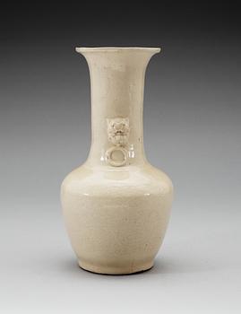 A cream glazed vase, Qing dynasty, Kangxi (1662-1722).