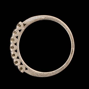 RING, 18 k vitguld med 7 små briljanter ca 0.31 ct enligt gravyr. Vikt ca 3 g.