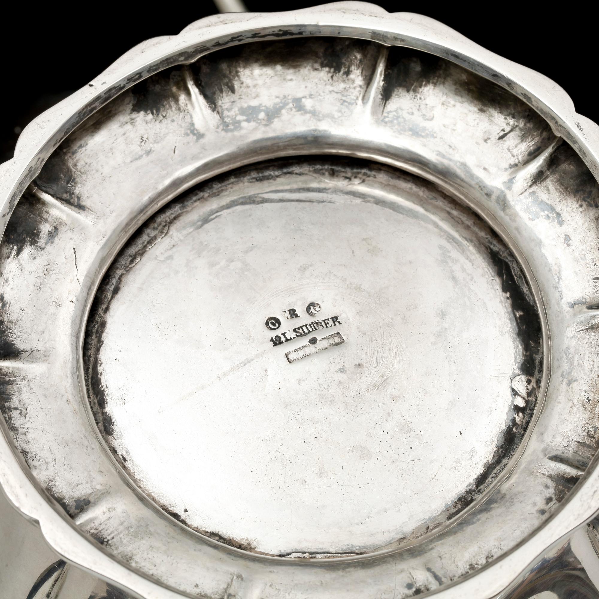 TEKÖK, silver 750/1000, Berlin, Tyskland, 1800-talets slut. Tekannans vikt 1184 g. Rechaud 727 g.