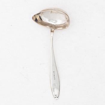 Såskanna, silver, Nordisk Silverkonst, Helsingborg 1947 samt såssked Johan Wahlström, Jönköping 1835.