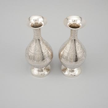 VASER, ett par, silver, troligen Egypten, 1900-tal, vikt 643 gram.