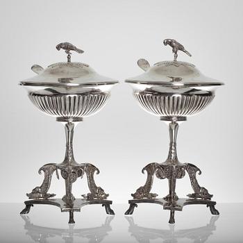 SOCKERSKÅLAR, ett par, silver, empire, Gustaf Folcker, 1826 och SOCKERSTRÖARE, 2 st, silver, 1700-tal. 1474+118 g.