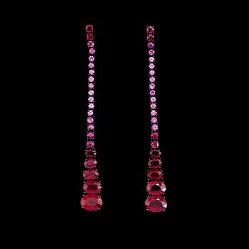 ÖRHÄNGEN, 1 par, 18K svärtat/rhodinerat guld, rosa safirer tot ca 1.25 ct, rubiner tot ca 9.80 ct.