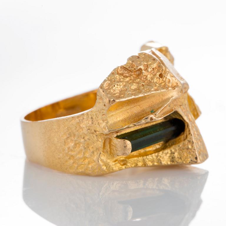 A Björn Weckström ring "Tourmaline Bridge" in 18K gold set with a green tourmaline.