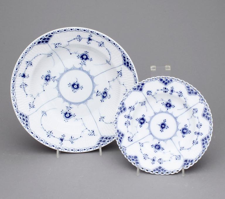 SERVISDELAR, 125 delar, porslin, "Musselmalet" Royal Copenhagen.