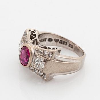 Ring 18K vitguld med en fasettslipad rubin och runda briljant- och åttkantslipade diamanter.
