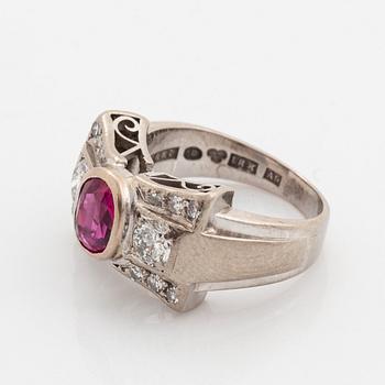 An 18K white gold ring set with a faceted ruby and round brilliant- and eight-cut diamonds.