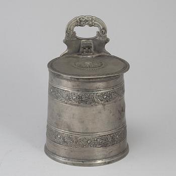 A pewter salt container, early 19th century.