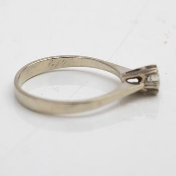 Ring solitär 18K vitguld med en diamant.