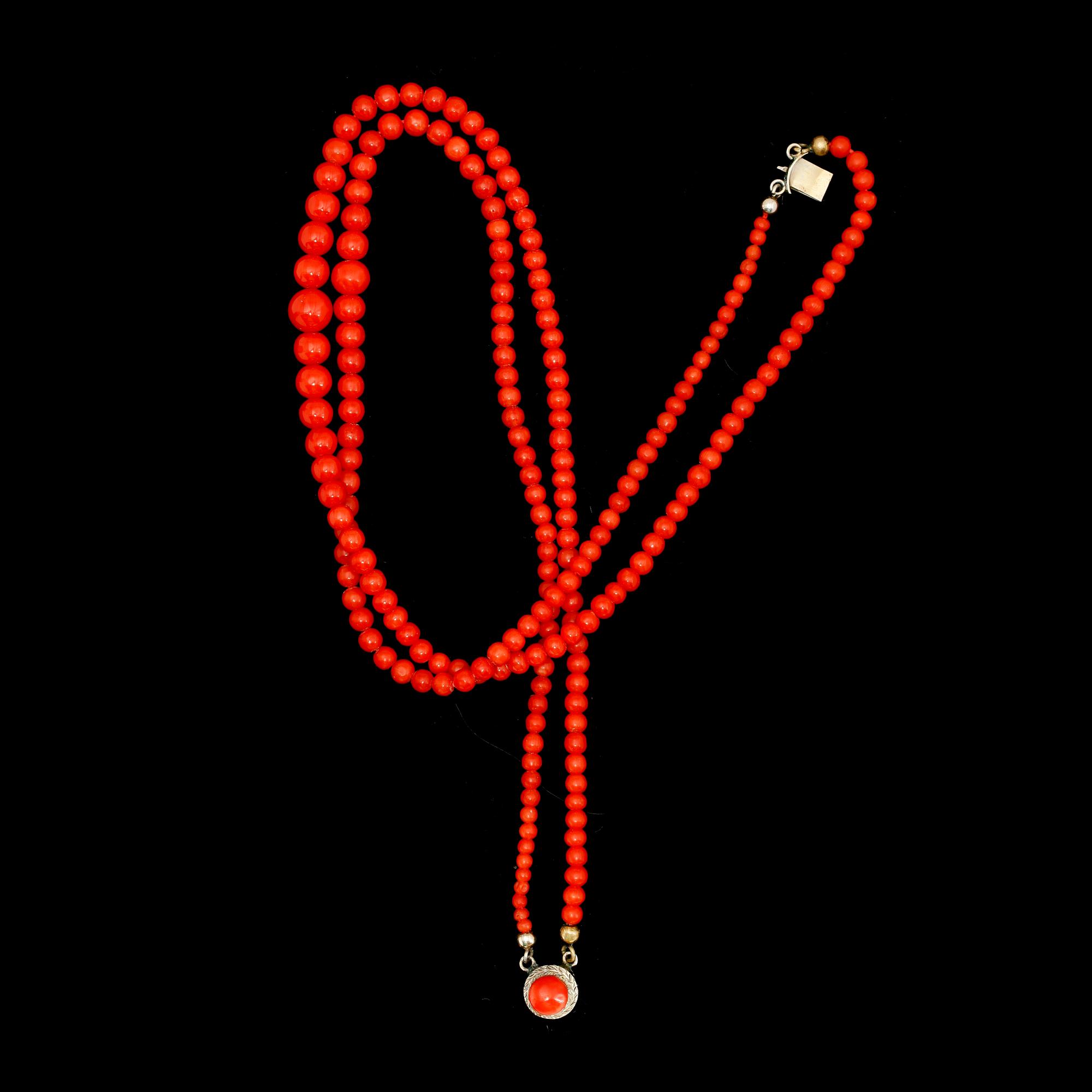 COLLIER, 2-radigt, doserade röda korallpärlor.