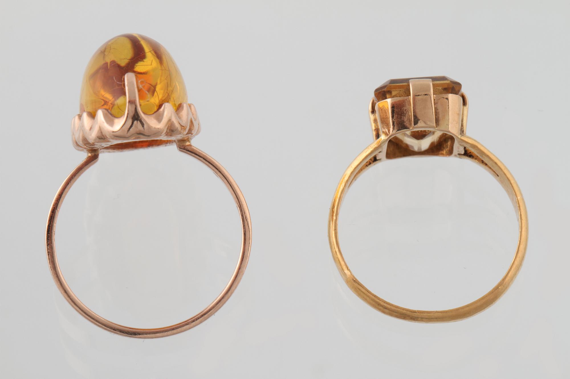 RINGAR, 2 st, 14 respektive 23K guld med fasettslipad citrin respektive cabochonslipad syntetisk sten. Vikt 8,1 gram.