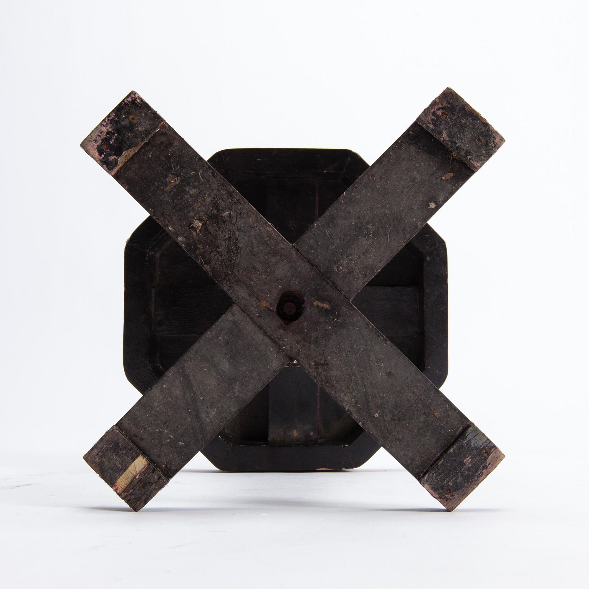 PALL / BORD, orientalisk, 1900-talets slut.