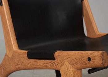 A pair of Östen Kristiansson oak and black leather lounge chairs 'Vilstol 204', Vittsjö, Sweden 1950's.