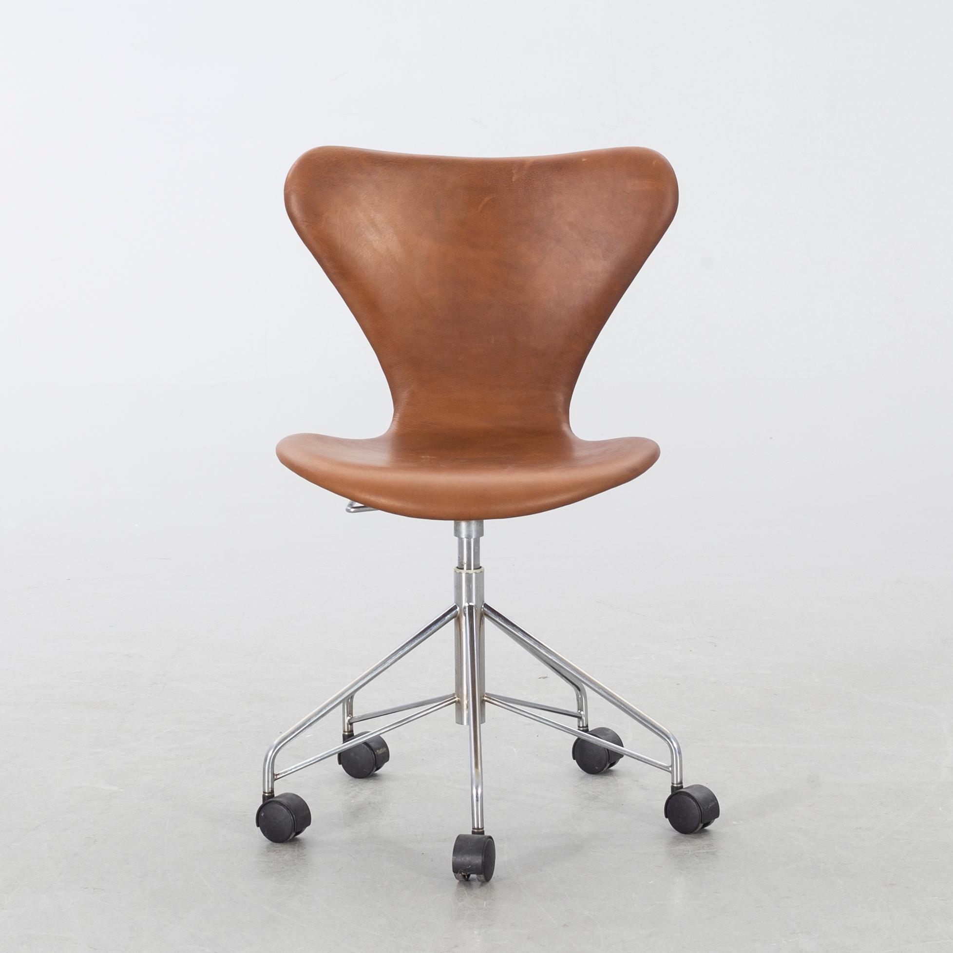 ARNE JACOBSEN, skrivbordsstol, "Sjuan", Fritz Hansen, Danmark.