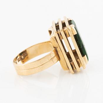 Ring, 18K gold with green stone.