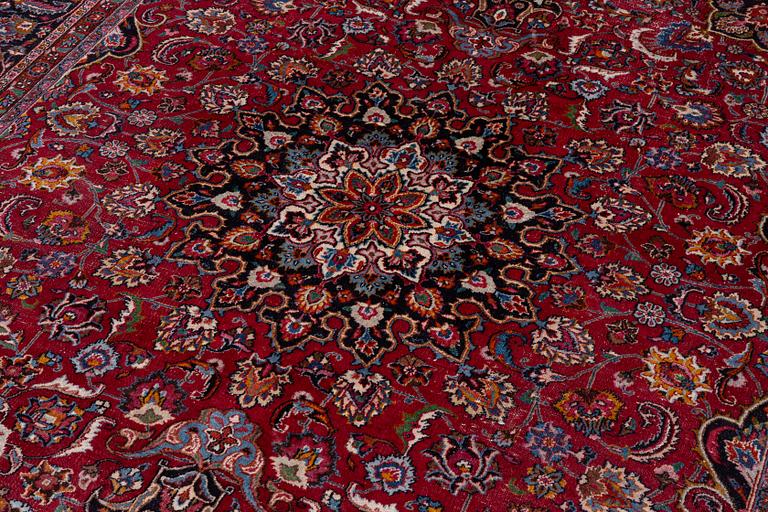 An Oriental carpet, approx. 380 x 304 cm.