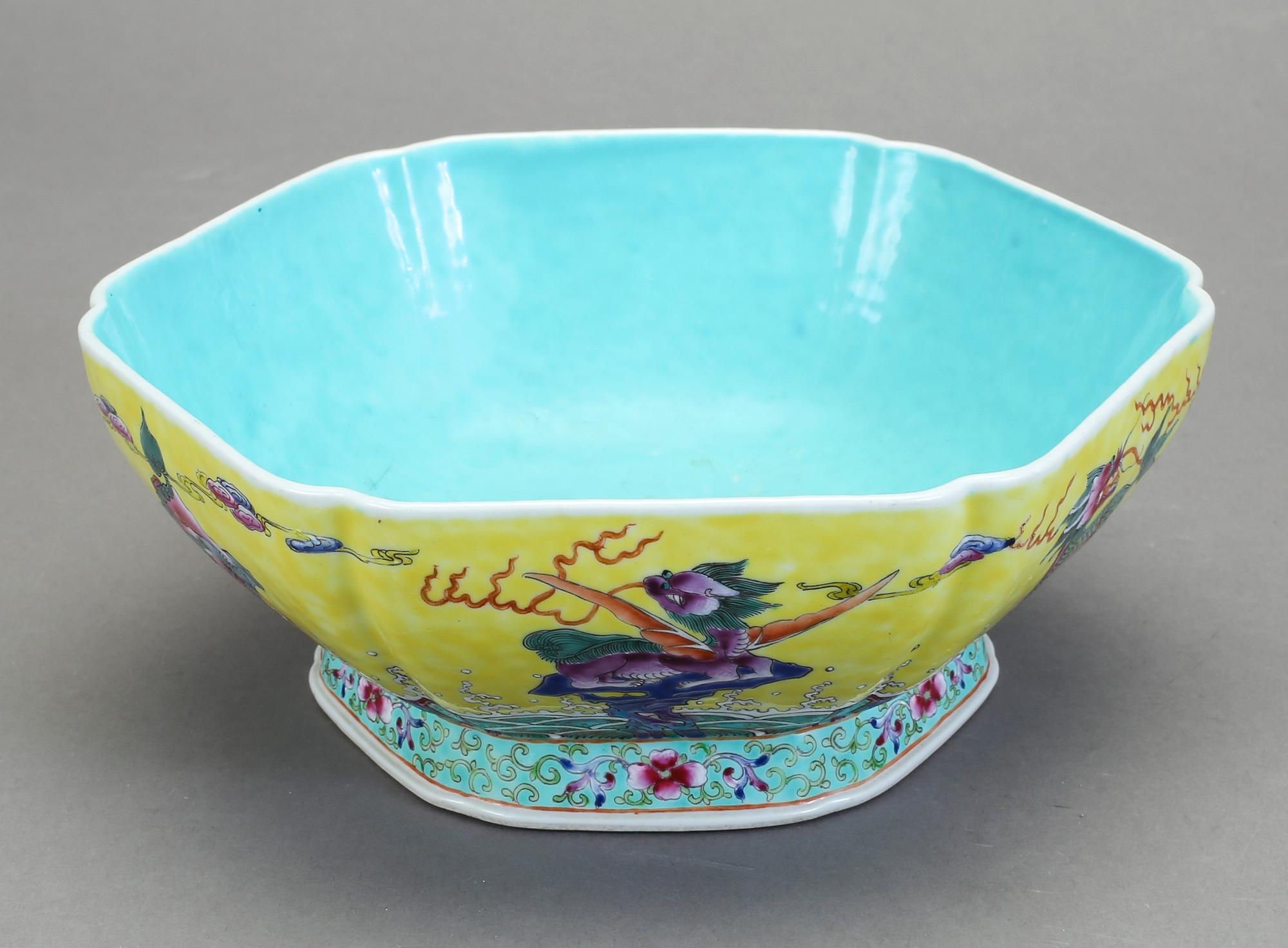 SKÅL, porslin, Kina, 1800-tal med Jiaqings sigill.