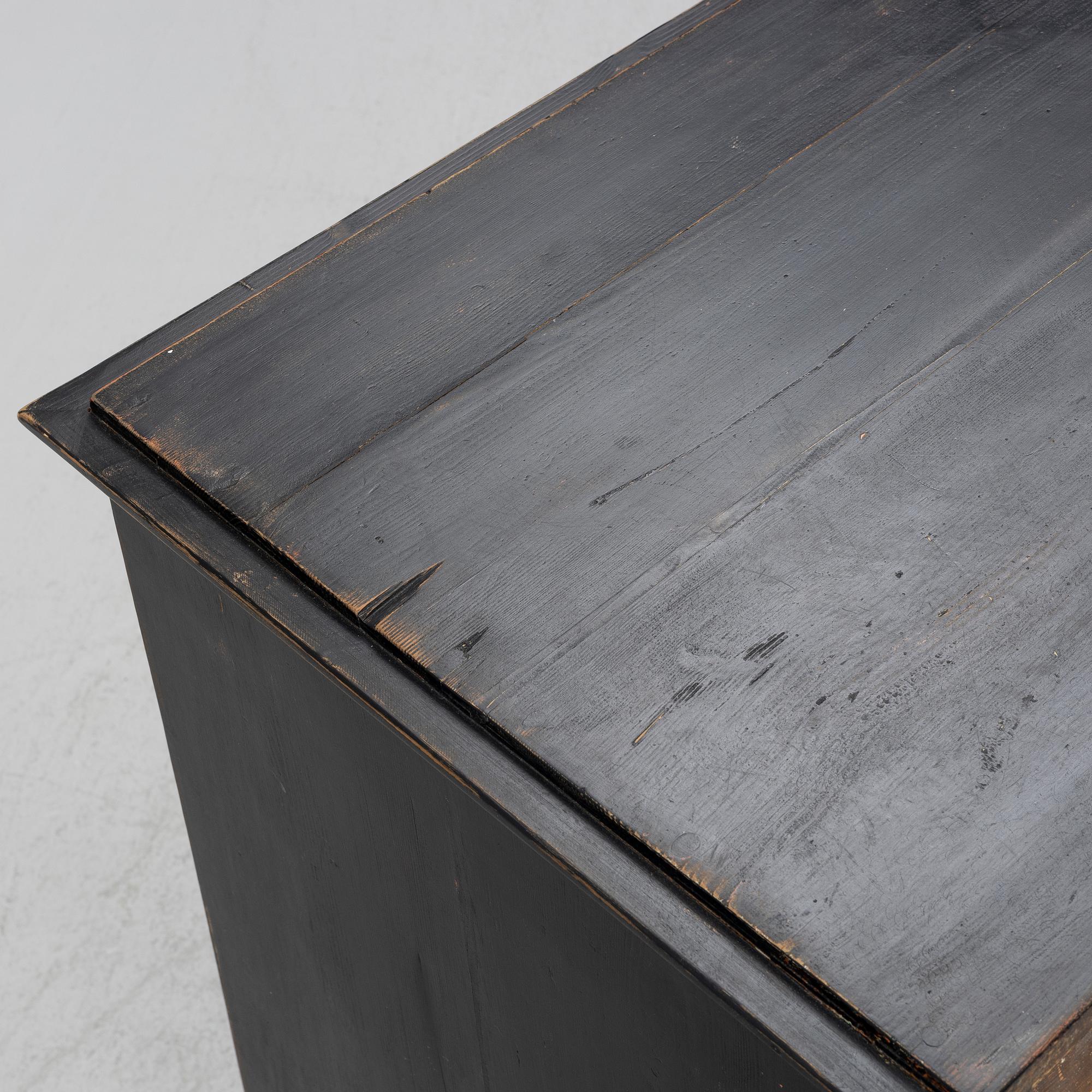 A chest of drawers, 19th Century.