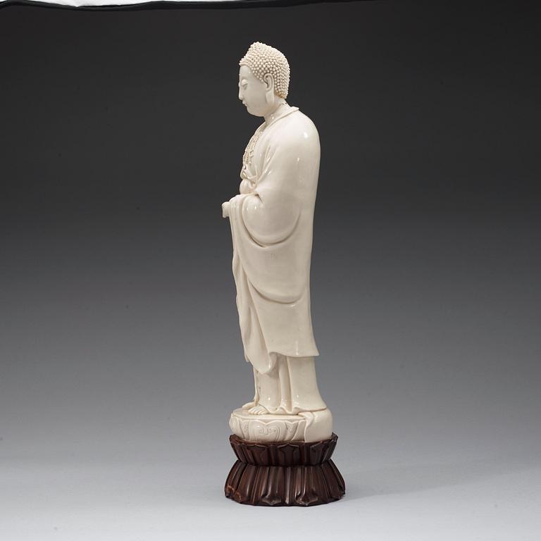 A blanc de chine figurine of a standing Guanyin-Buddha, Qing dynasty (1644-1912).