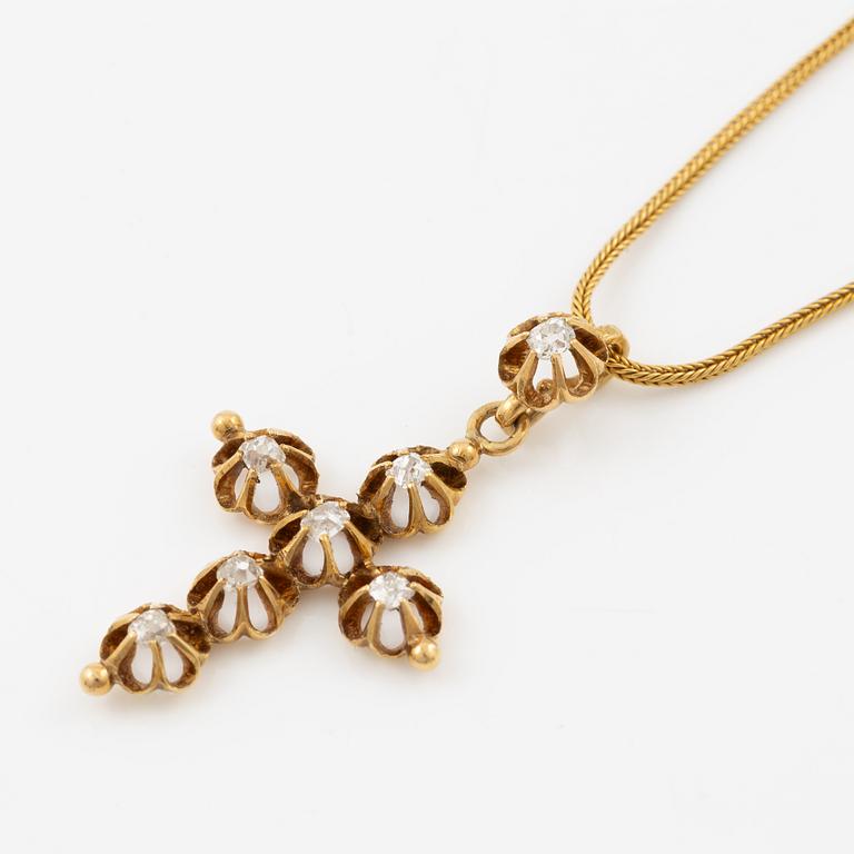 Pendant, cross, 18K gold and old-cut diamonds, together with a matching chain in 18K gold.