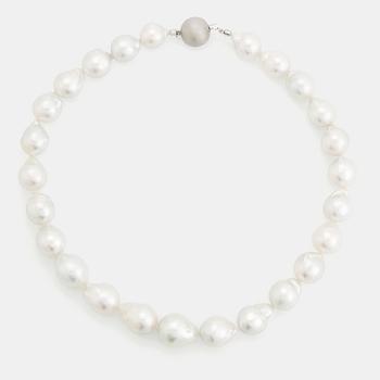 395. A cultured South Sea pearl necklace.