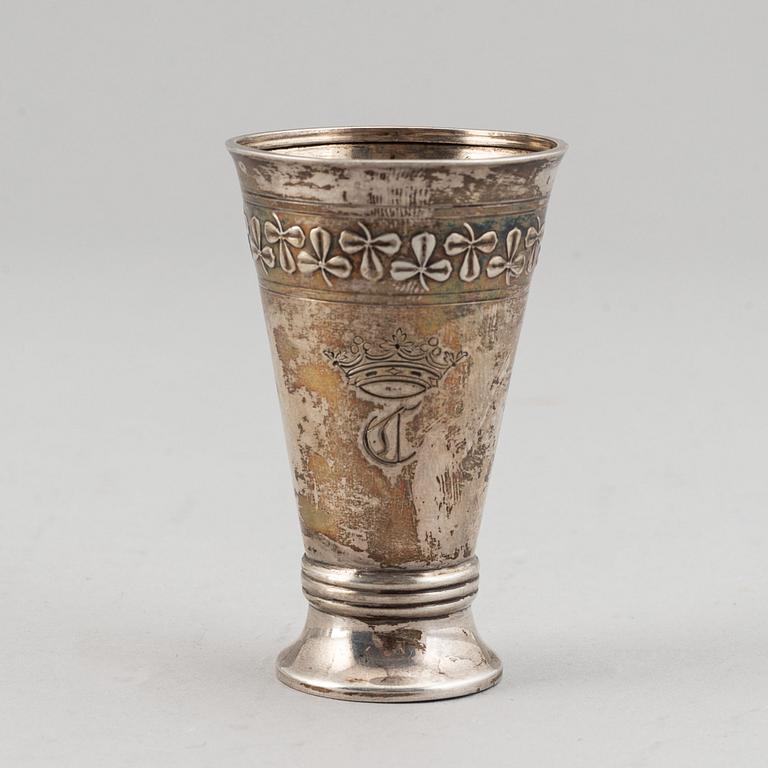 A swedish silver beaker with mark of GAB 1909 and a swedish royal letter from 1943.