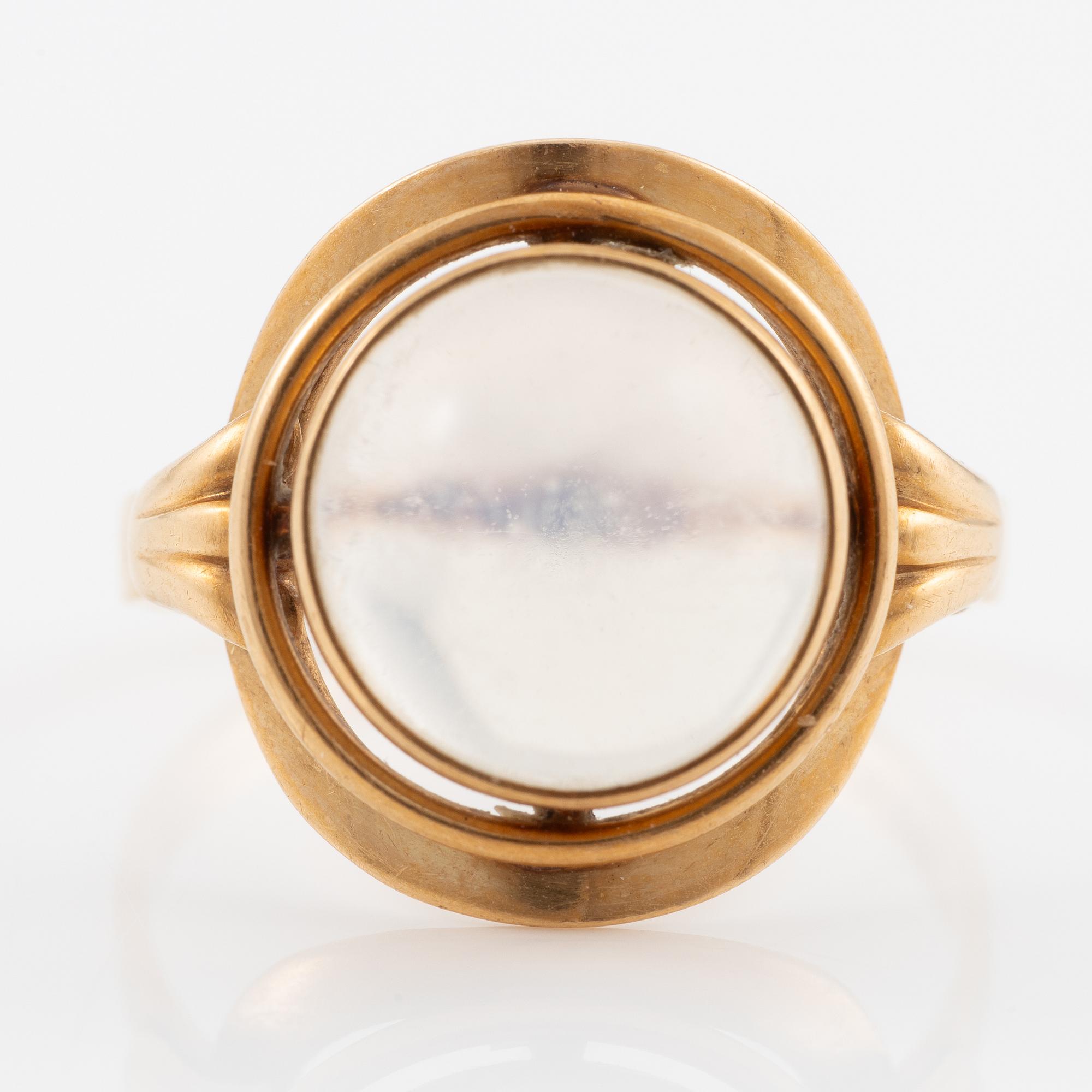 Ring, 18K guld med månsten.